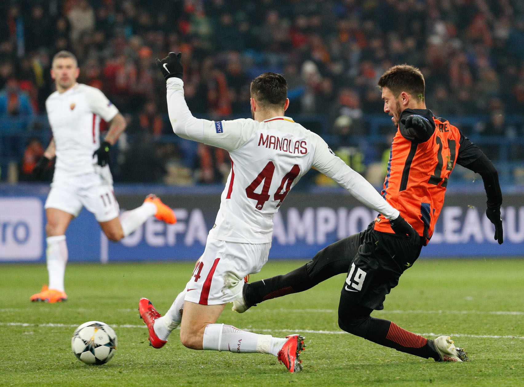 Facundo Ferreyra lanza para marcar el primer gol del Shakhtar.