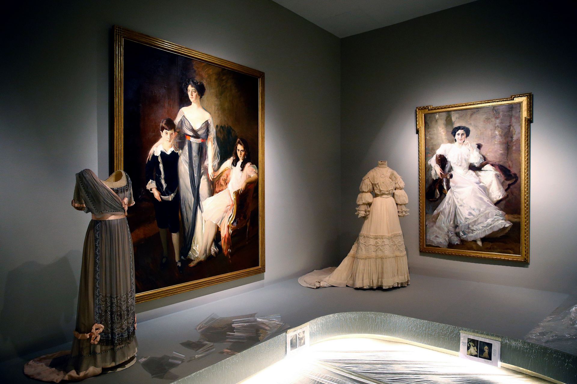 Varias de las pinturas del valenciano Joaquín Sorolla que pueden admirarse junto a los atuendos de la época.