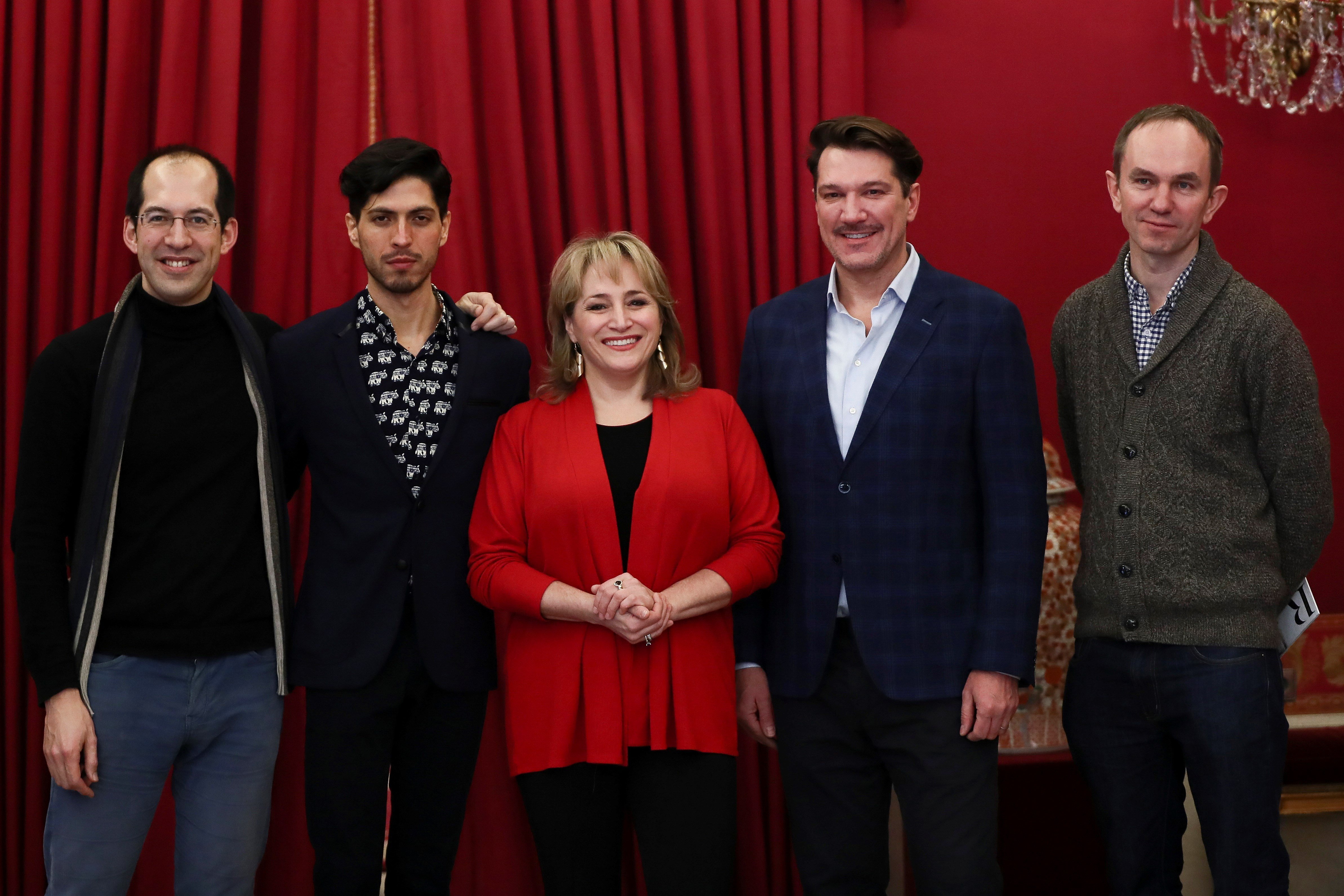 El director de escena y el director musical, junto a los tres cantantes de la ópera ‘Street Scene’, en su presentación.