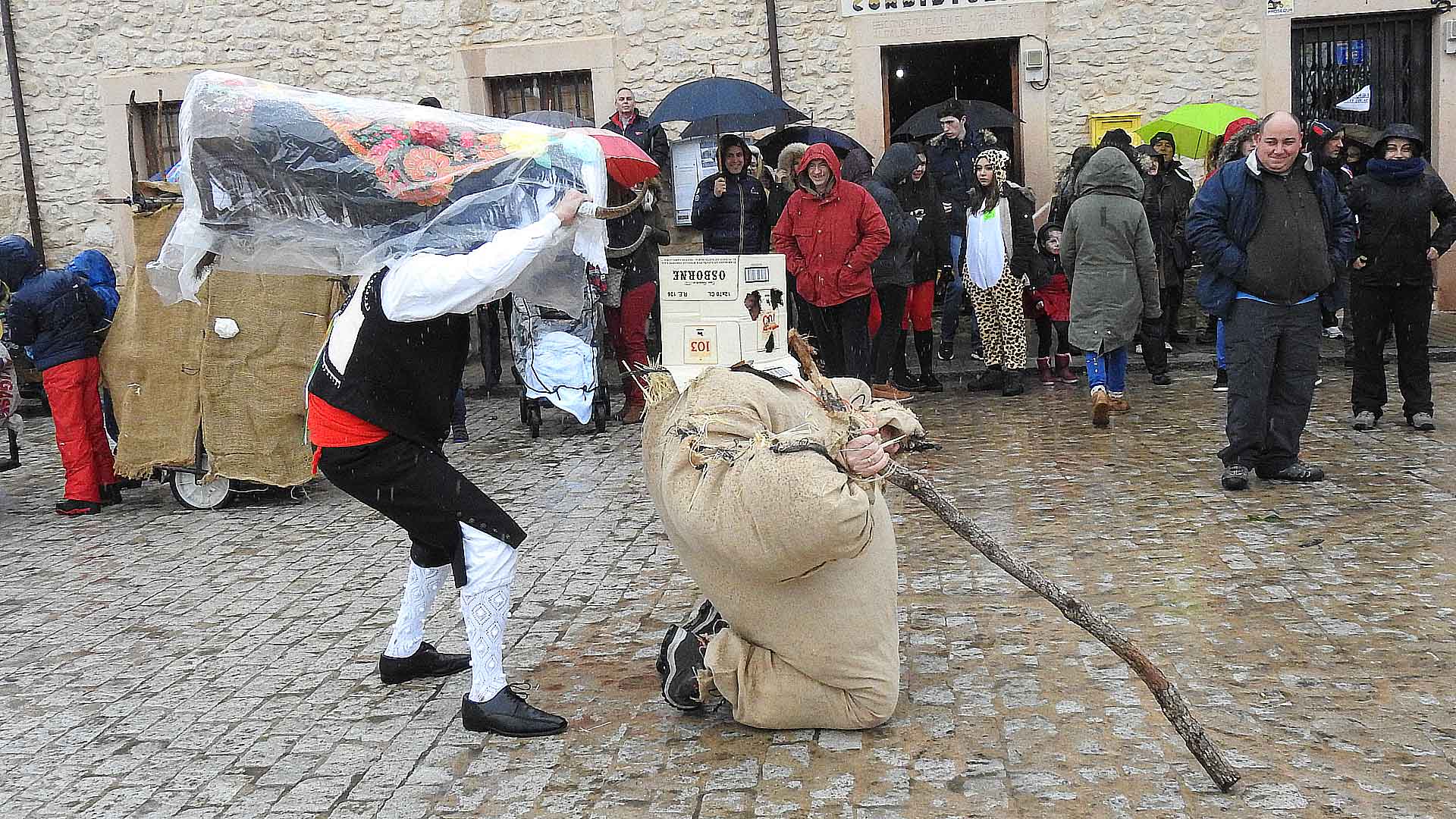 Vaquilla embiste a tripudo. / Guillermo Herrero