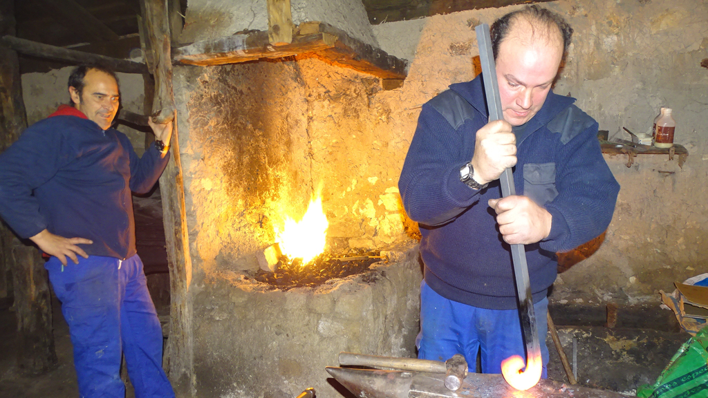 Trabajando en la fragua. / E.A.