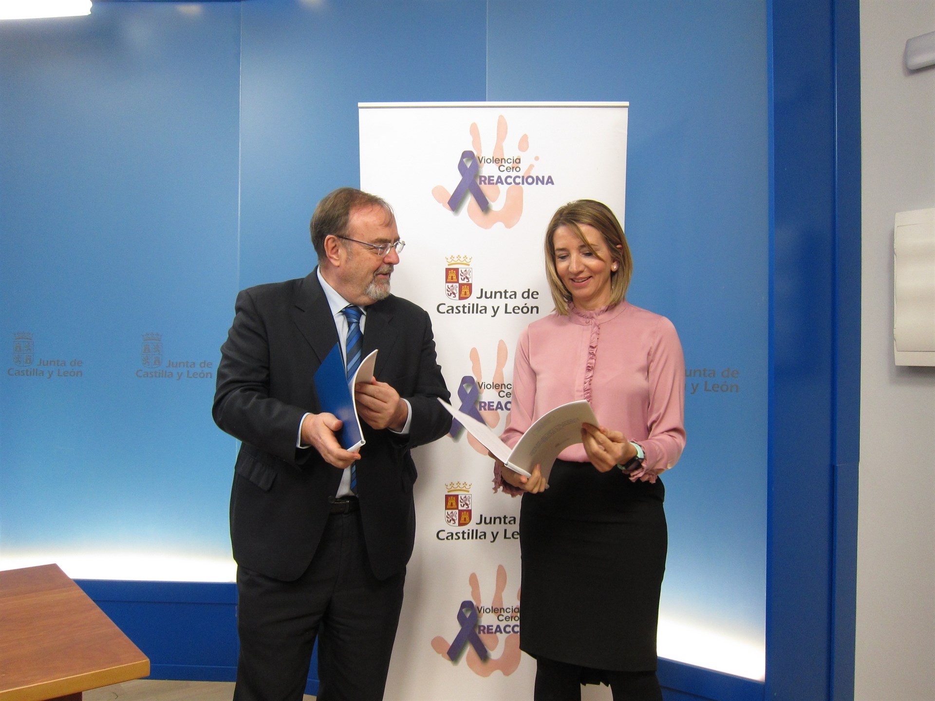 Fernando Rey y Alicia García presentando y enseñando la guía a los medios de comunicación.