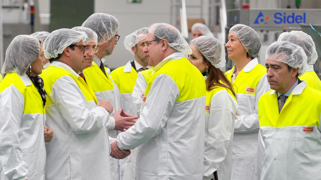 Un momento de la visita de Juan Vicente Herrera, junto a la presidenta de las Cortes, Silvia Clemente. / kamarero