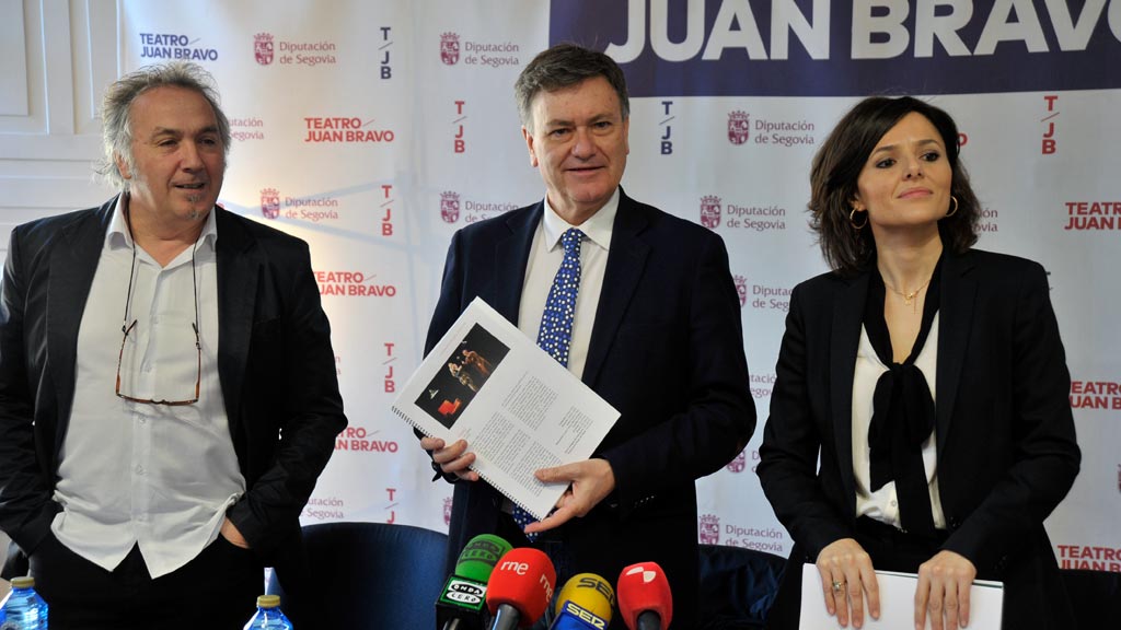 Vázquez, entre Costa y Dueñas, presentando el programa del Juan Bravo. / Kamarero