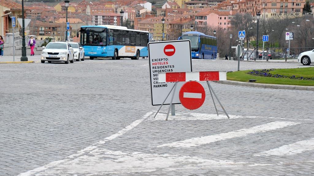 Ayer ya estaban preparadas las señales para prohibir el paso de vehículos al centro, cuando se llene. / kamarero