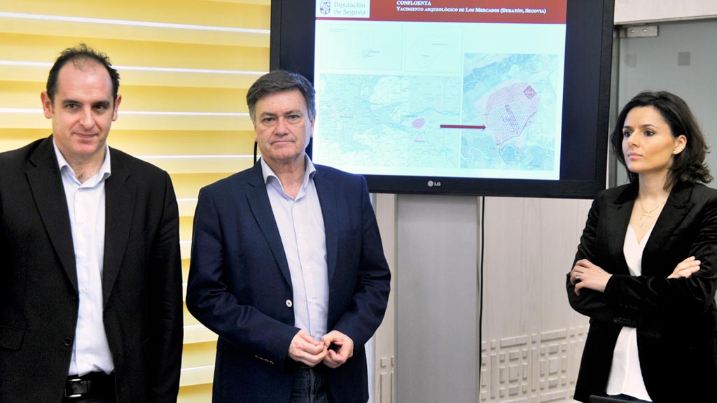 Vázquez (centro) con Santiago Martínez y Sara Dueñas, en la presentación de los hallazgos. / Kamarero