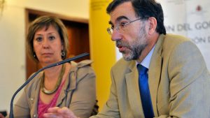 El jefe provincial de Tráfico, Pedro Pastor, en una rueda de prensa junto a la subdelegada del Gobierno, Pilar Sanz. / K.