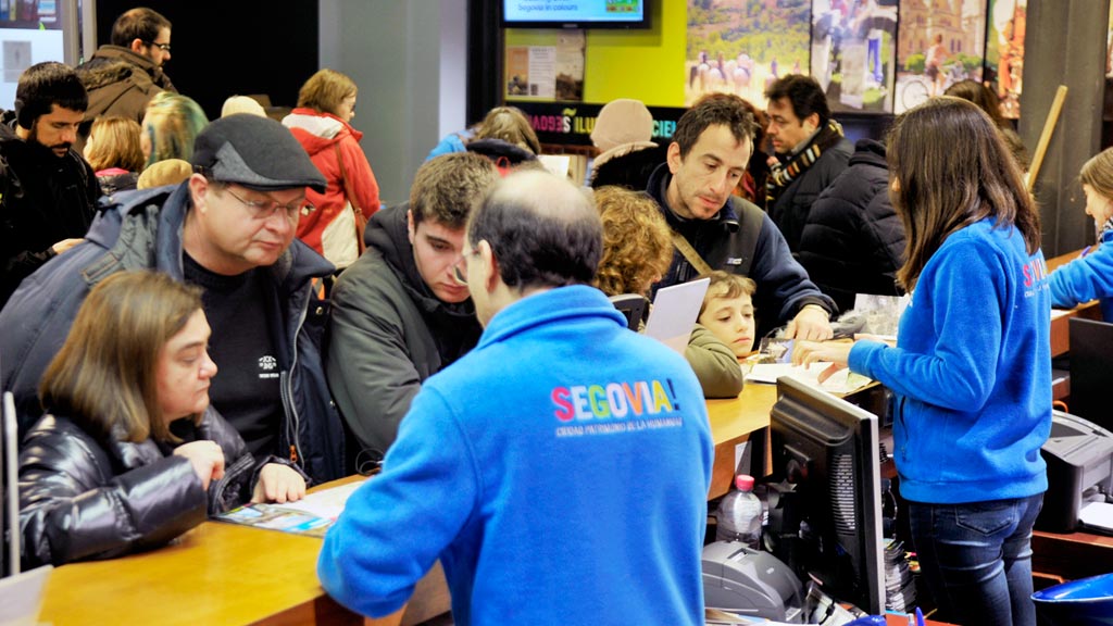 Turistas en el centro de recepción de visitantes