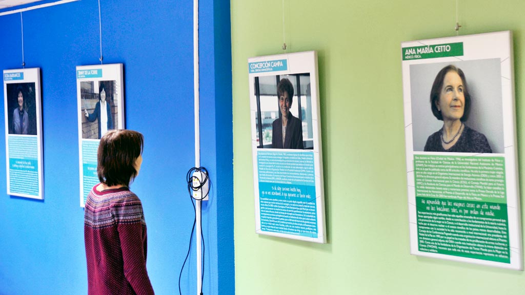 Casa-Joven-Expo-Mujer-y-Ciencia_KAM4052