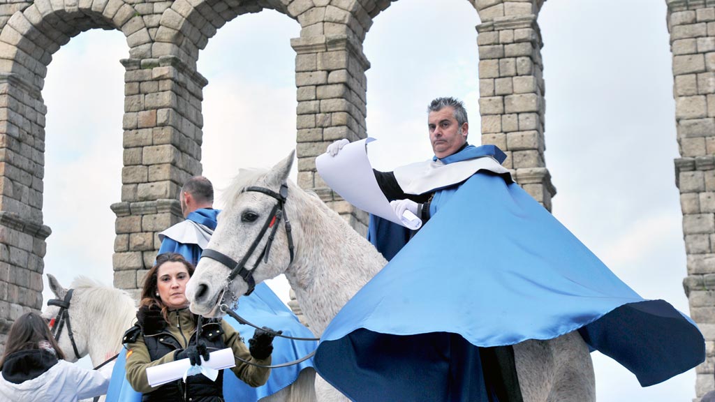 Heraldo anunciando el pregón en el Azoguejo. / Kamarero