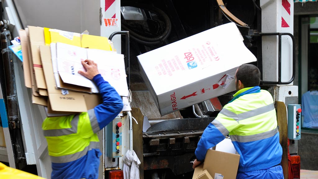 Trabajadores-FCC-Basuras-Reciclaje-Carton
