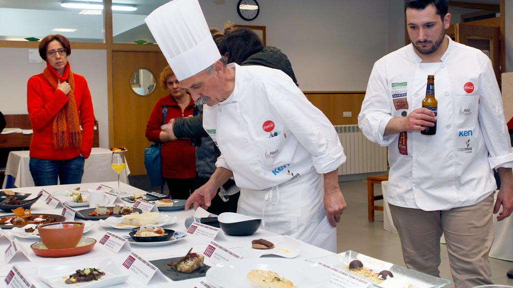 Miembros del jurado contemplan los platos expuestos por los participantes. / NEREA LLORENTE