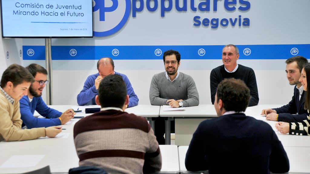 Eduardo Carazo, en el centro, durante la Comisión de Juventud celebrada ayer en Segovia. / kamarero