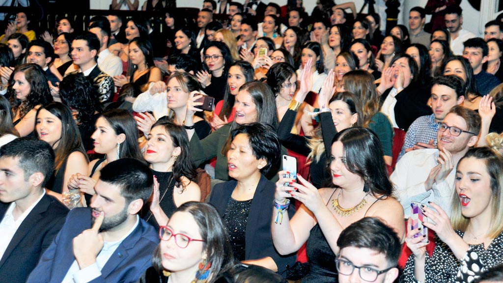 Asistentes a la Gala de Publicatessen, ayer por la noche en el Teatro Juan Bravo. / kamarero