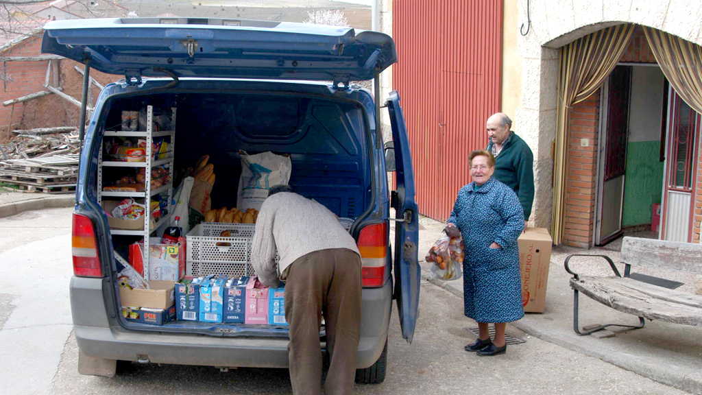 Panadero vendiendo su mercancía en la comarca Nordeste. / Guillermo Herrero