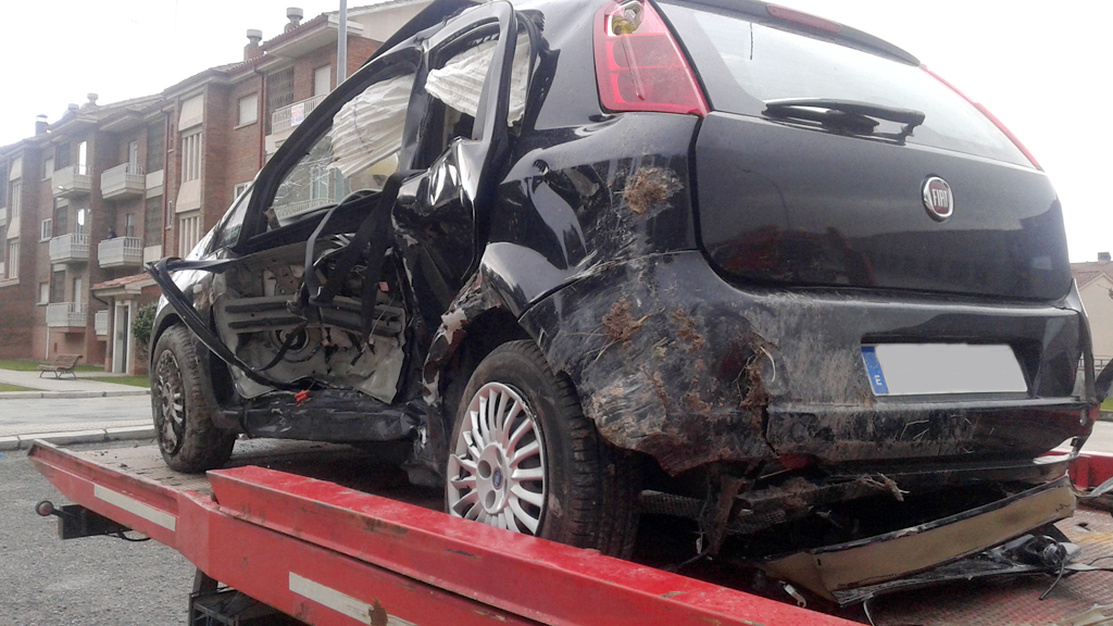 Uno de los vehículos implicados en el accidente, retirado ya por la grúa del lugar de los hechos.