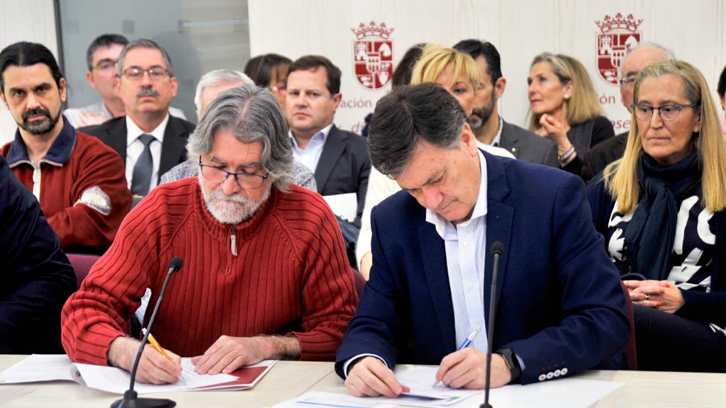 Un momento de la firma de los convenios en la Diputación, con el presidente en el centro. /kamarero