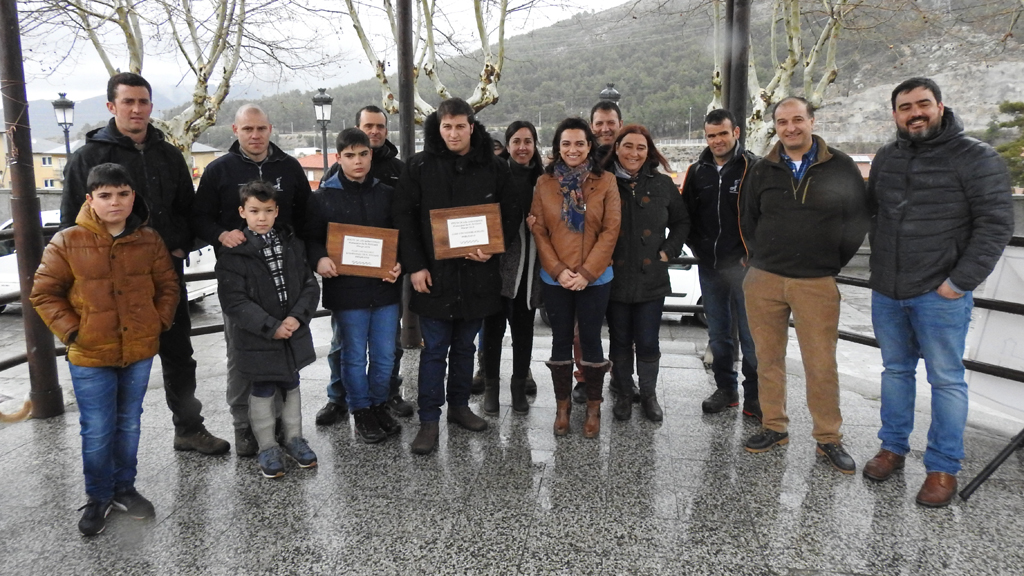 Autoridades, cortadores y miembros del CIT, en El Espinar. / Guillermo Herrero