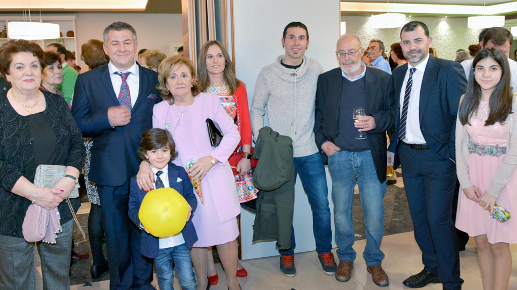 Juan F. Carrión, en un momento del acto, acompañado de su madre, hermana y familia más directa. / A. Marugán