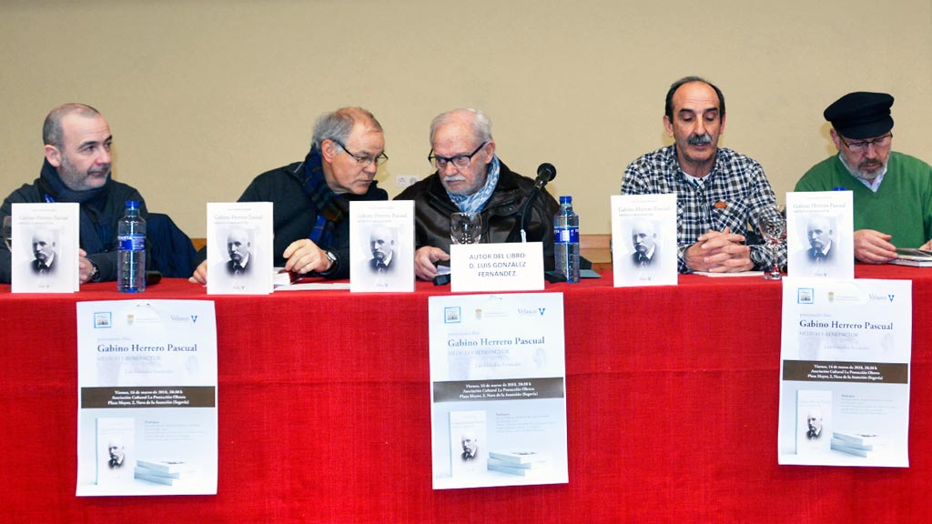El escritor Luis González, en el centro, con Cristian Velasco, Francisco Marugán, Juan José Maroto y Amador Marugán. / A.D.