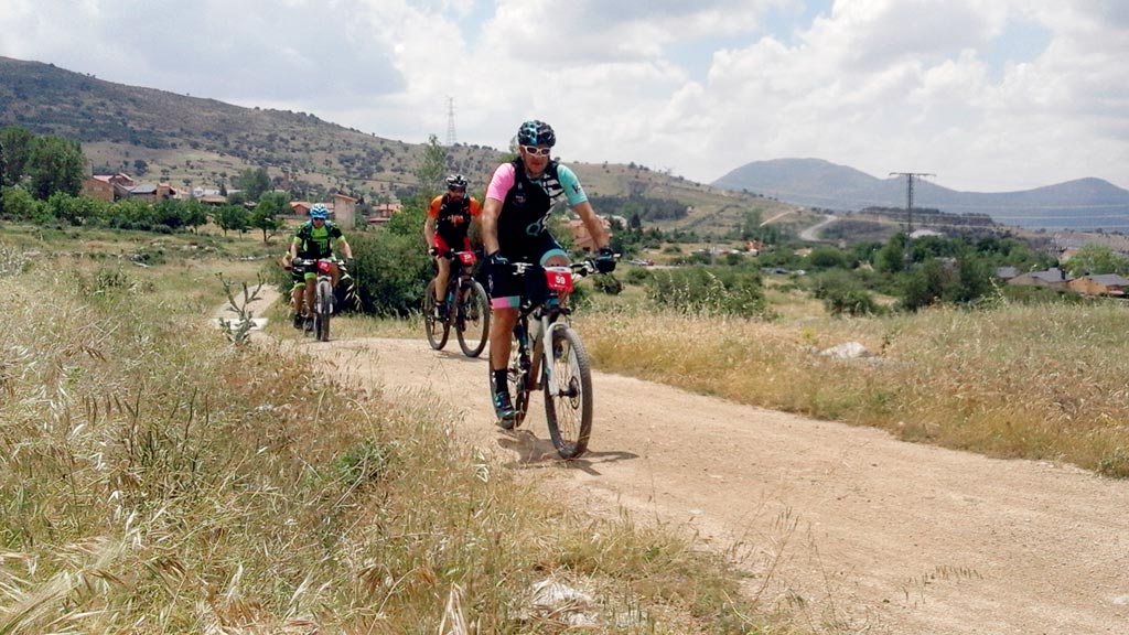 Un grupo de ciclistas circulando por un camino de la Sierra. / el adelantado