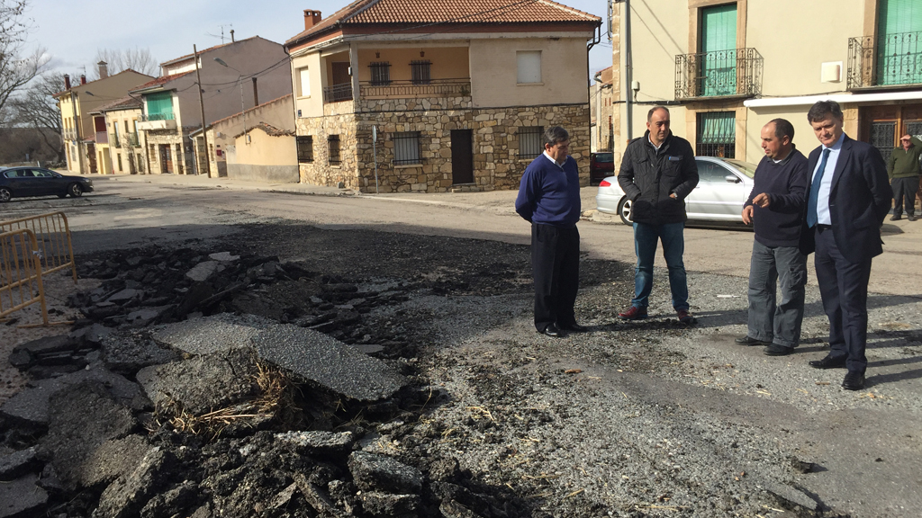 El presidente de la Diputación, durante la visita que realizó hace dos años para ver los desperfectos causados por el agua. / el adelantado