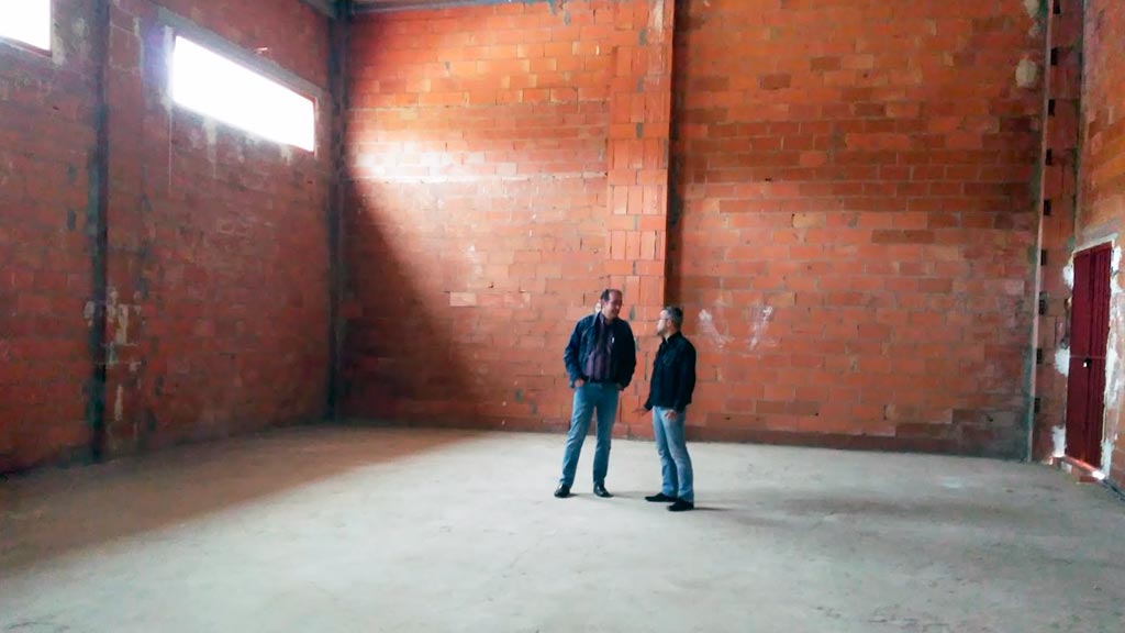 Hilario Lázaro, junto al concejal socialista Daniel Bravo, en el futuro salón de usos múltiples. / e.a.