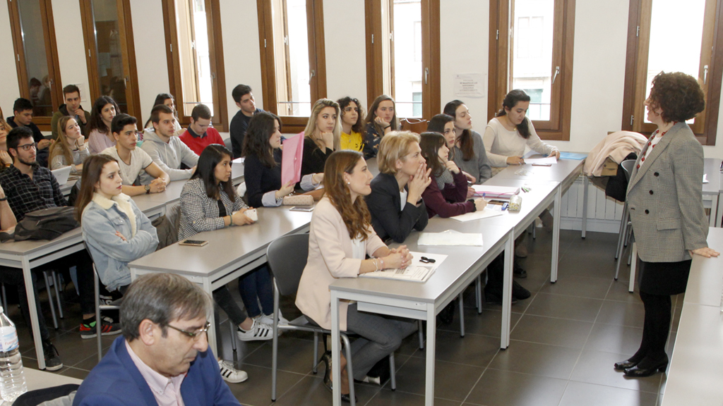 Raquel Sanz y Marta Redondo, en la primera mesa, en el centro, durante la presentación de la charla. / nerea llorente
