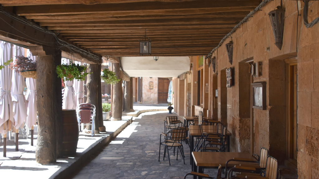 La Fundación Villa de Pedraza organiza un ciclo sobre la despoblación 1 Soportales de la Plaza de Ayllón, sin gente. / E.A.