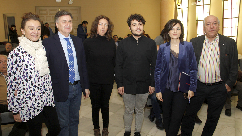 Vázquez, Dueñas y Lázaro, con representantes de los grupos y Titirimundi. / Nerea Llorente