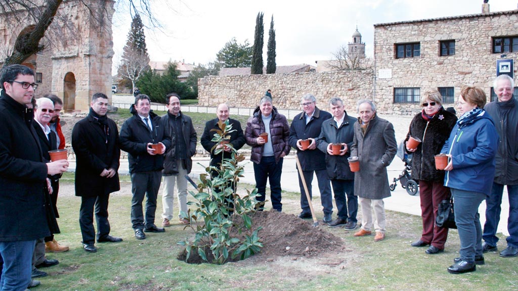 Los representantes de los catorce pueblos, con sus distinciones. / el adelantado