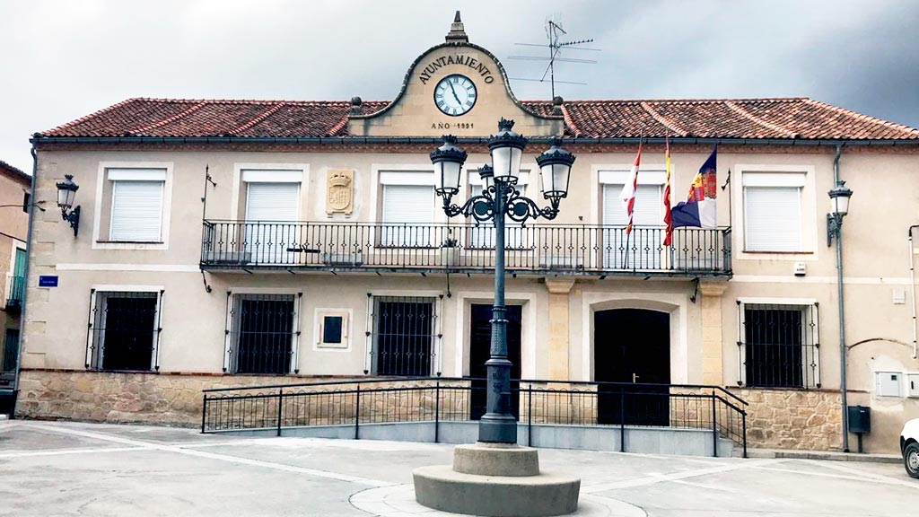 Fachada del Ayuntamiento de Bernuy. / E.A.