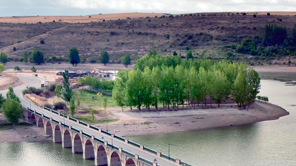Vista del pantano de Linares del Arroyo desde Maderuelo.