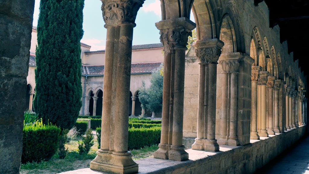 El claustro de la iglesia de Santa María es una de las joyas patrimoniales de la villa. / kamarero
