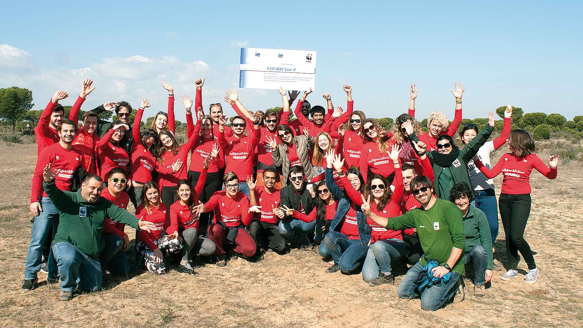 Los alumnos de IE que han participado este año en el programa de Reforestación del Parque Nacional de Doñana. / IEU