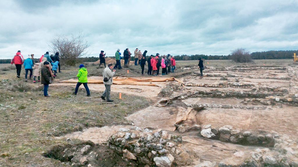 Un momento de la visita al yacimiento de Santa Lucía de Aguilafuente. / laura frías alonso