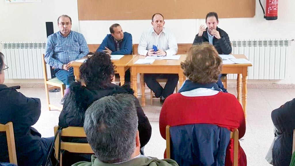 Los representantes socialistas, durante el encuentro en Cedillo. / el adelantado