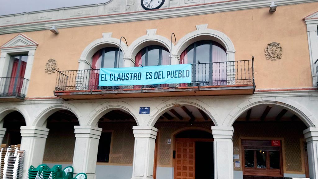 Una pancarta pide el claustro para el pueblo en el balcón consistorial. /E.A.