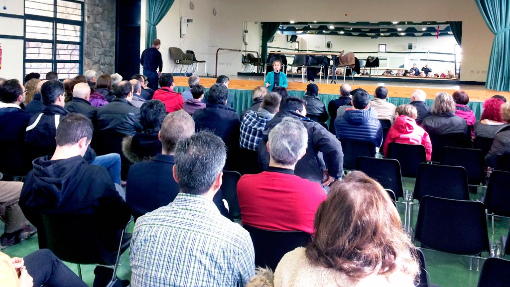 Asistentes a la reunión celebrada en el centro multiusos de Trescasas. / el adelantado