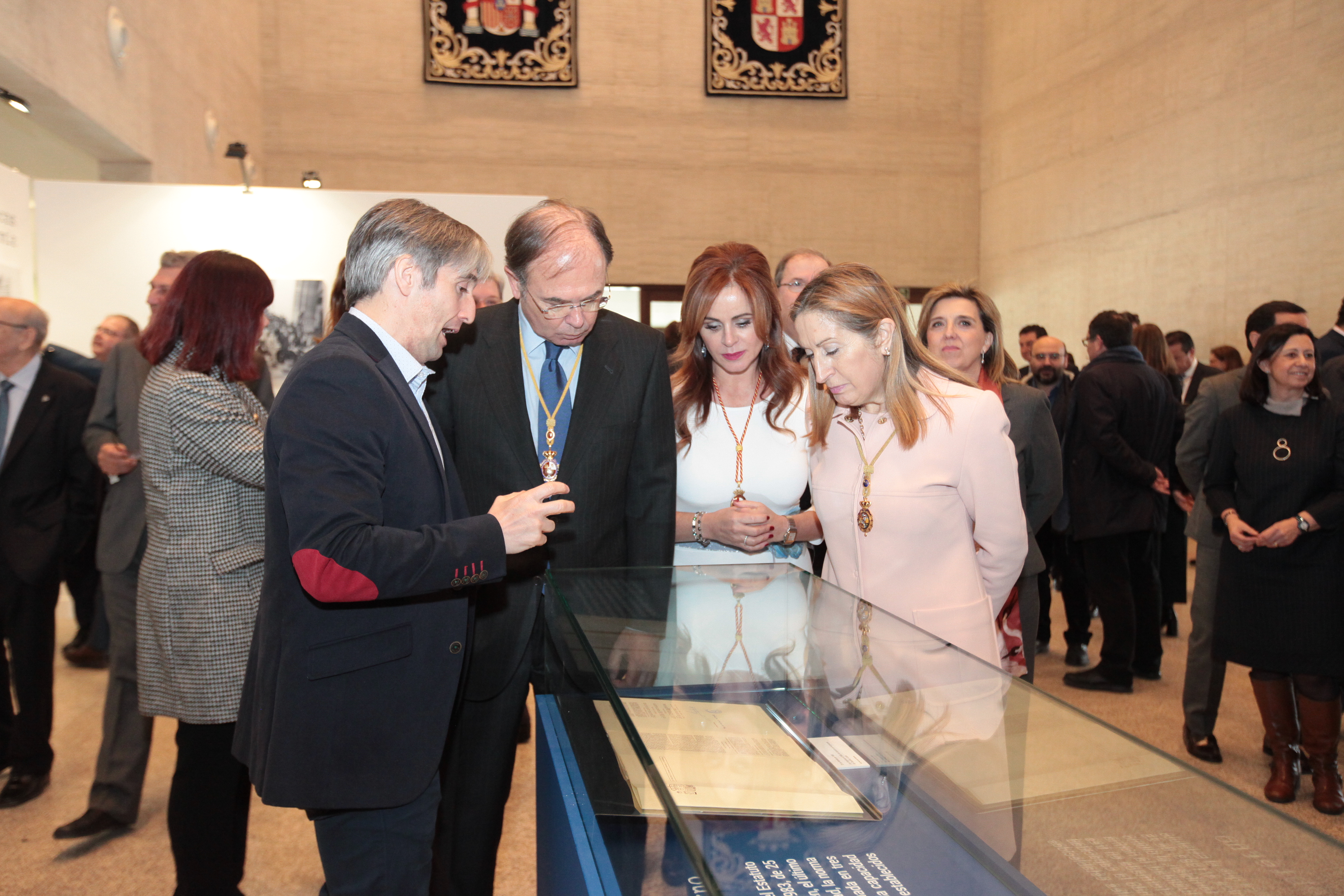 El presidente del Senado, Pio García-Escudero y sus homólogas de las Cortes y el Congreso, Silvia Clemente y Ana Pastor.