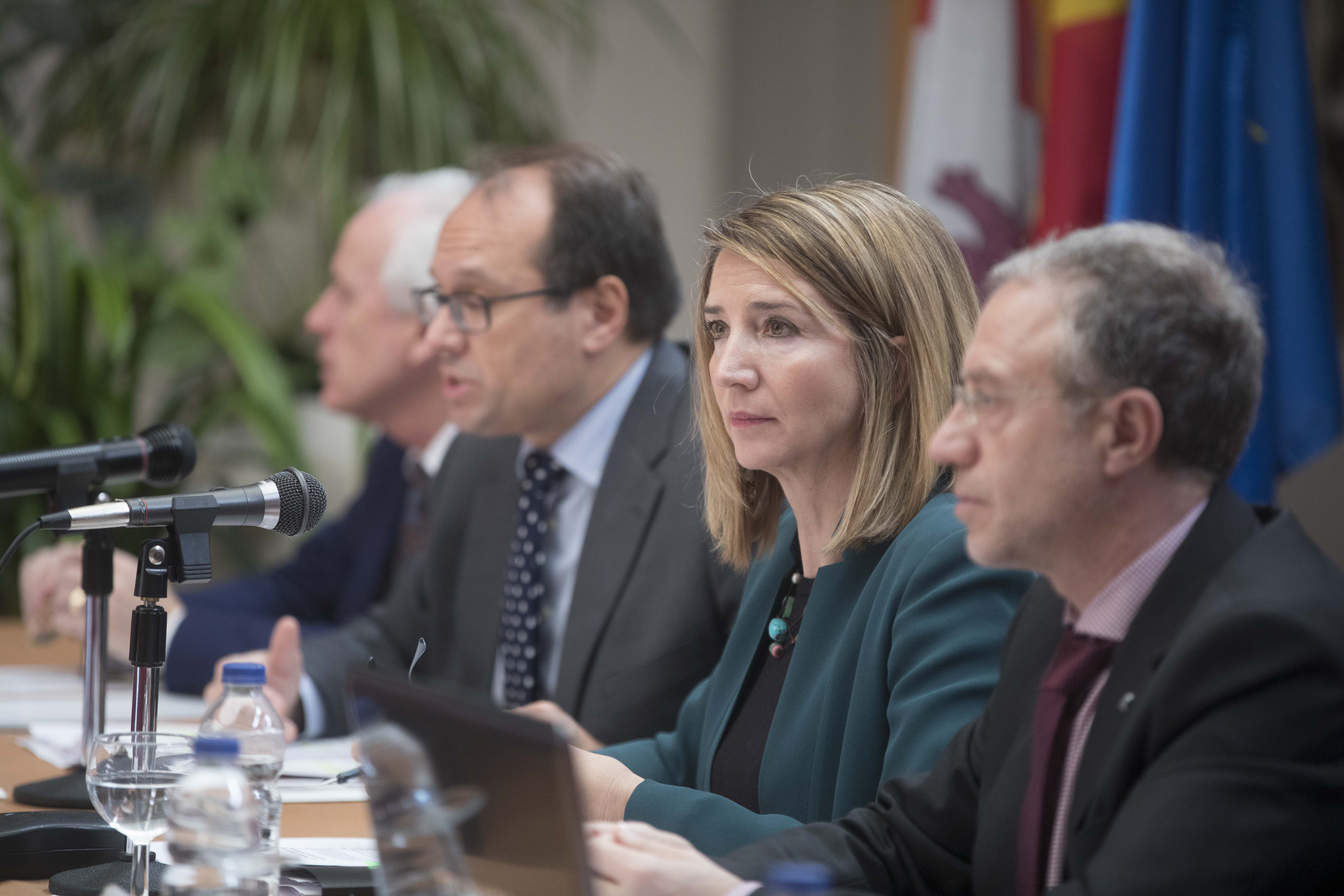 La consejera de Familia e Igualdad de Oportunidades, Alicia García, durante el acto ante los medios.