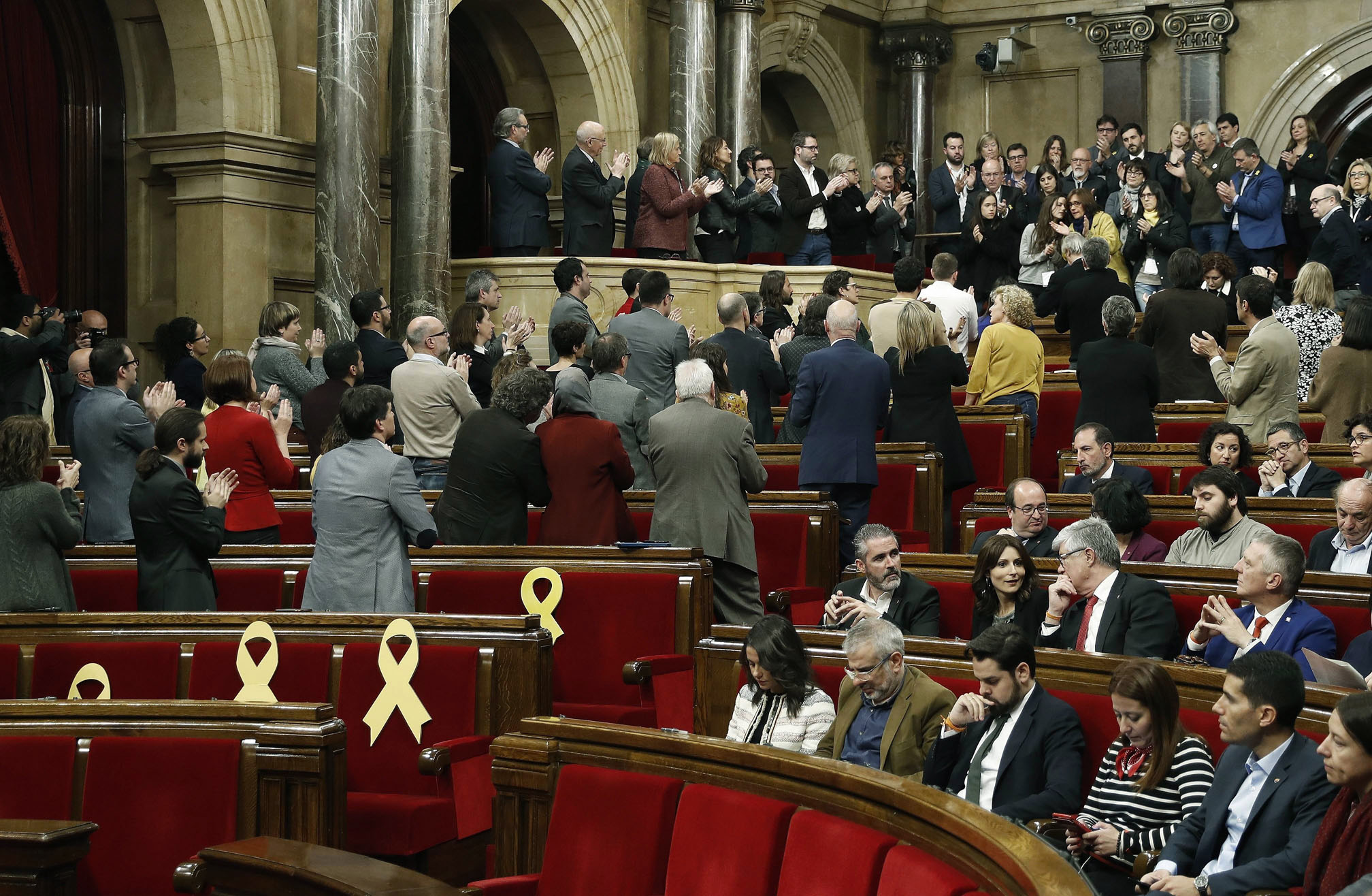 Los diputados de la JxCat y ERC aplauden a los familiares de los políticos encarcelados durante el último pleno.