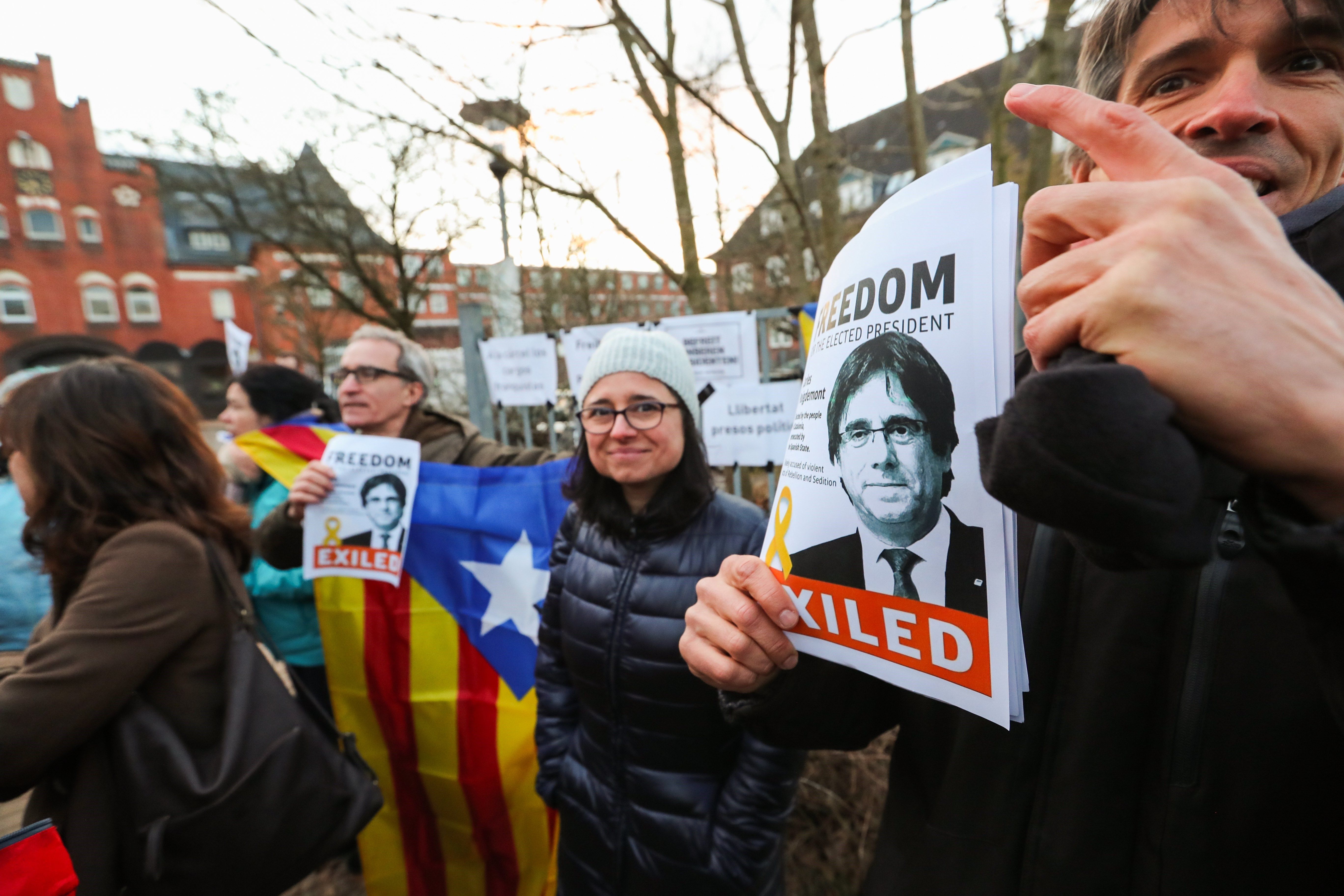 Varias personas protestan frente a la cárcel de Neumünster, en Alemania, donde permanece preso Puigdemont.