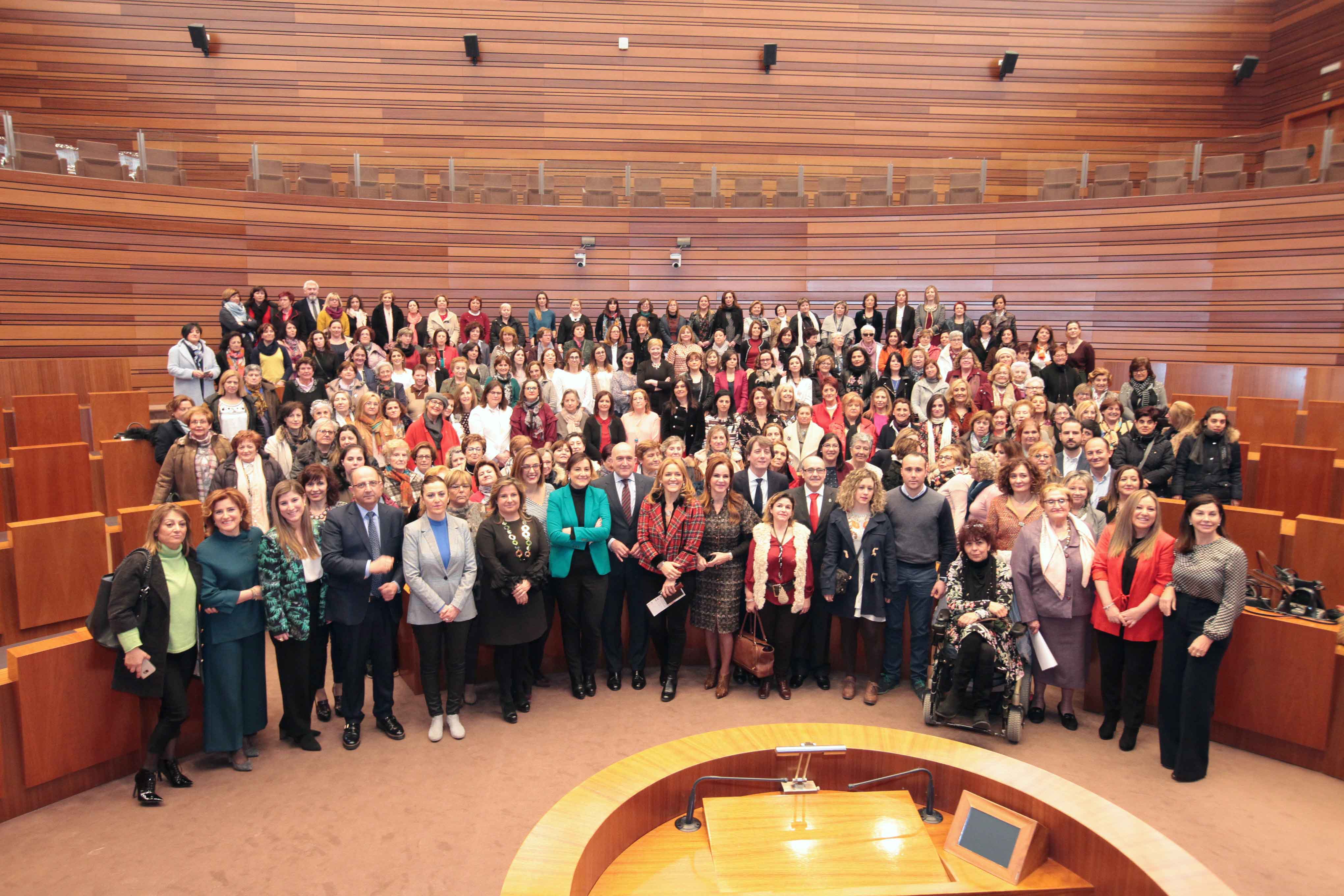 La presidenta de las Cortes, Silvia Clemente (en el centro), y las integrantes de la Mesa Ana Sánchez y Belén Rosado encabezaron la jornada.