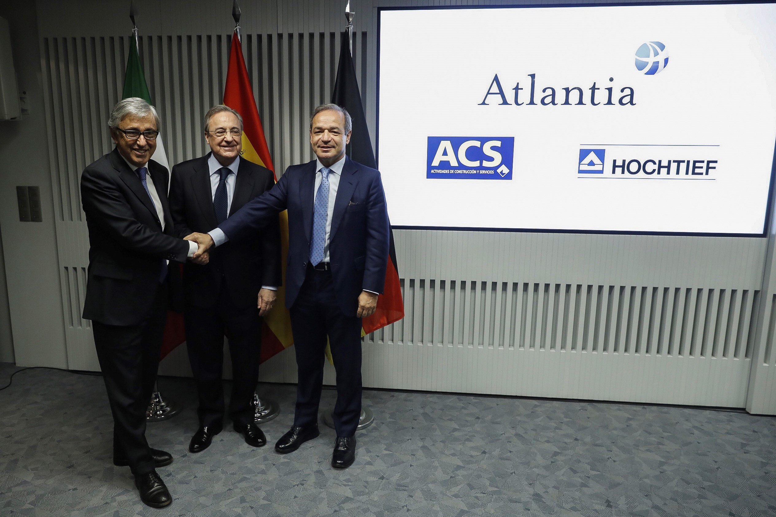 Los líderes de Atlantia, ACS y Hochtief, Giovanni Castelluci (i), Florentino Pérez (c) y Marcelino Fernández Verdes.