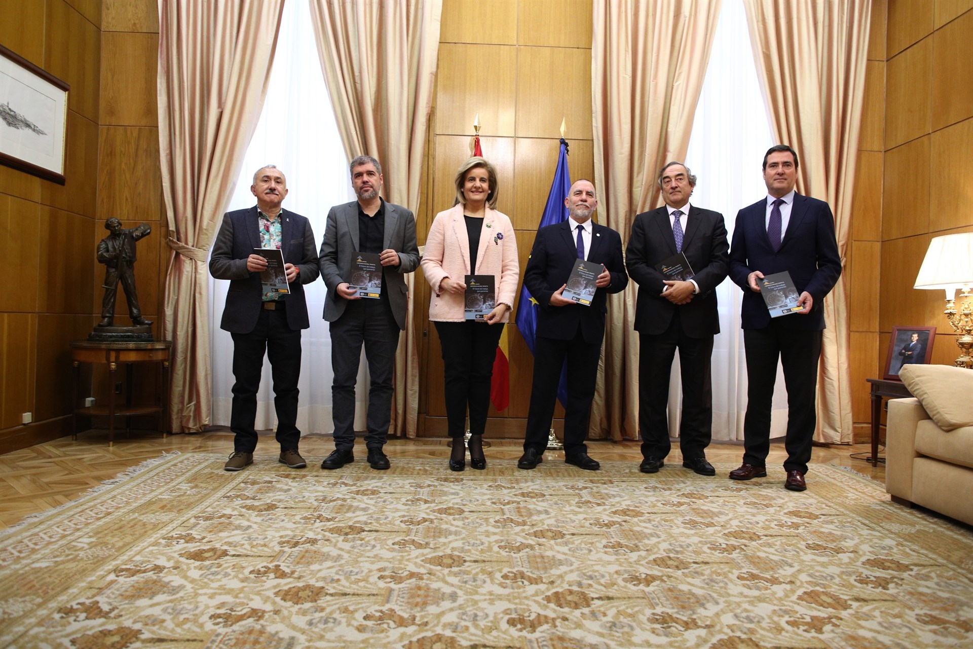 La ministra de Empleo y Seguridad Social, Fátima Báñez, junto a los líderes de los sindicatos y de la patronal.