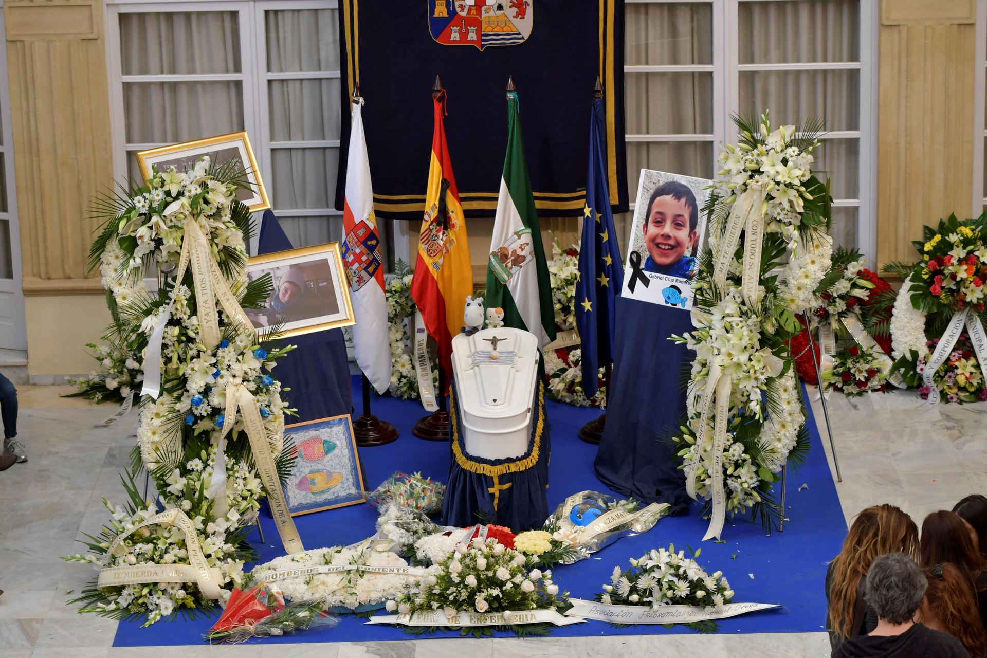 Ramos de flores junto al féretro en la capilla ardiente del niño Gabriel Cruz instalada en la jornada de ayer en el Palacio Provincial de la Diputación de Almería.