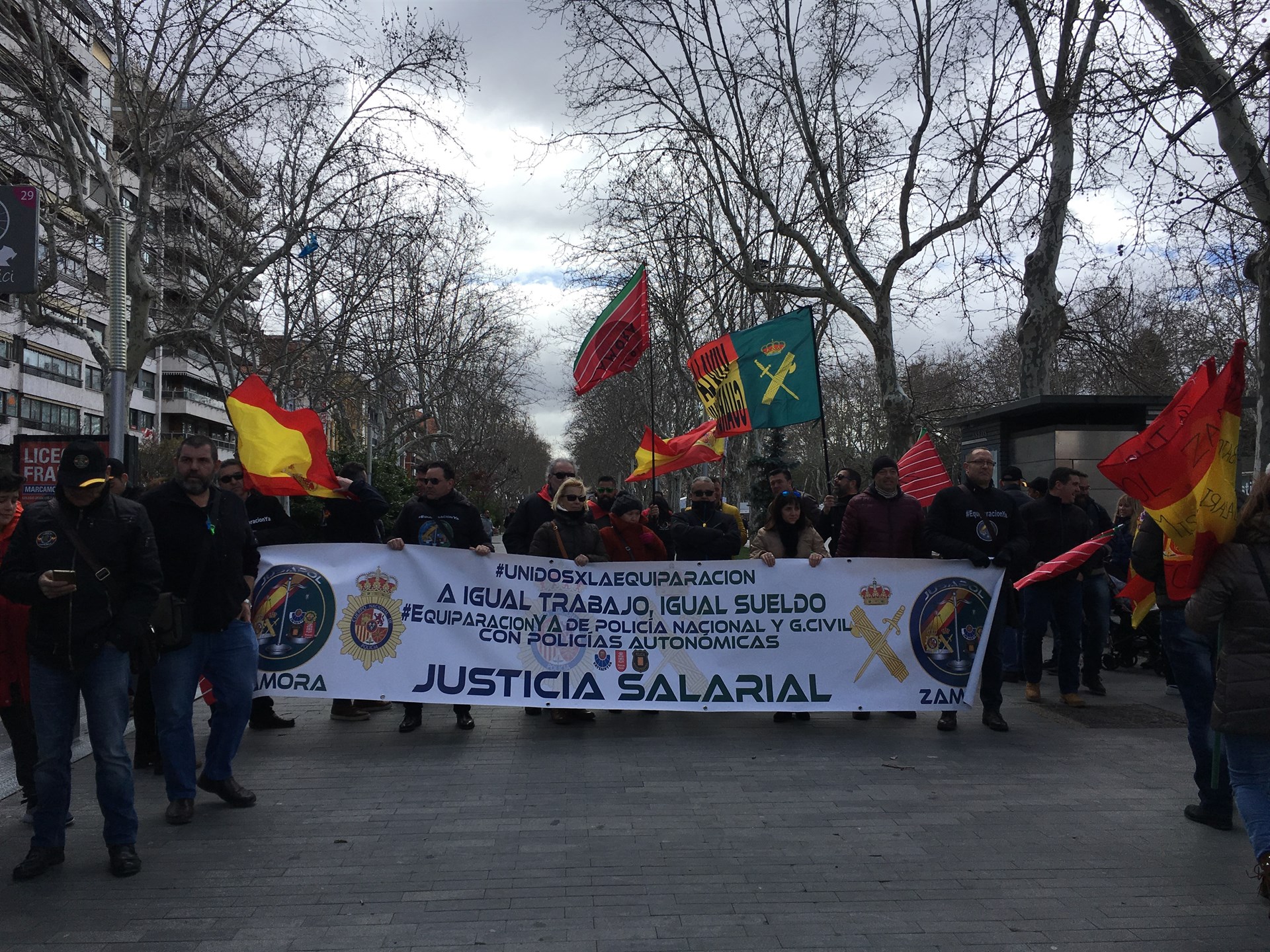 Varios manifestantes pertenecientes a los cuerpos y fuerzas de seguridad del Estado protestan en la plaza Zorrilla.
