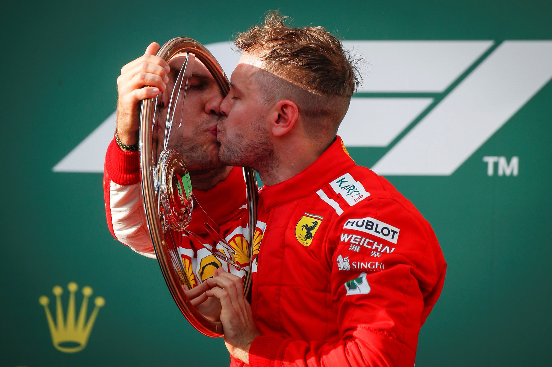El piloto alemán de Ferrari Sebastian Vettel celebra su victoria en el Gran Premio de Australia de Fórmula Uno celebrado en el circuito de Albert Park.