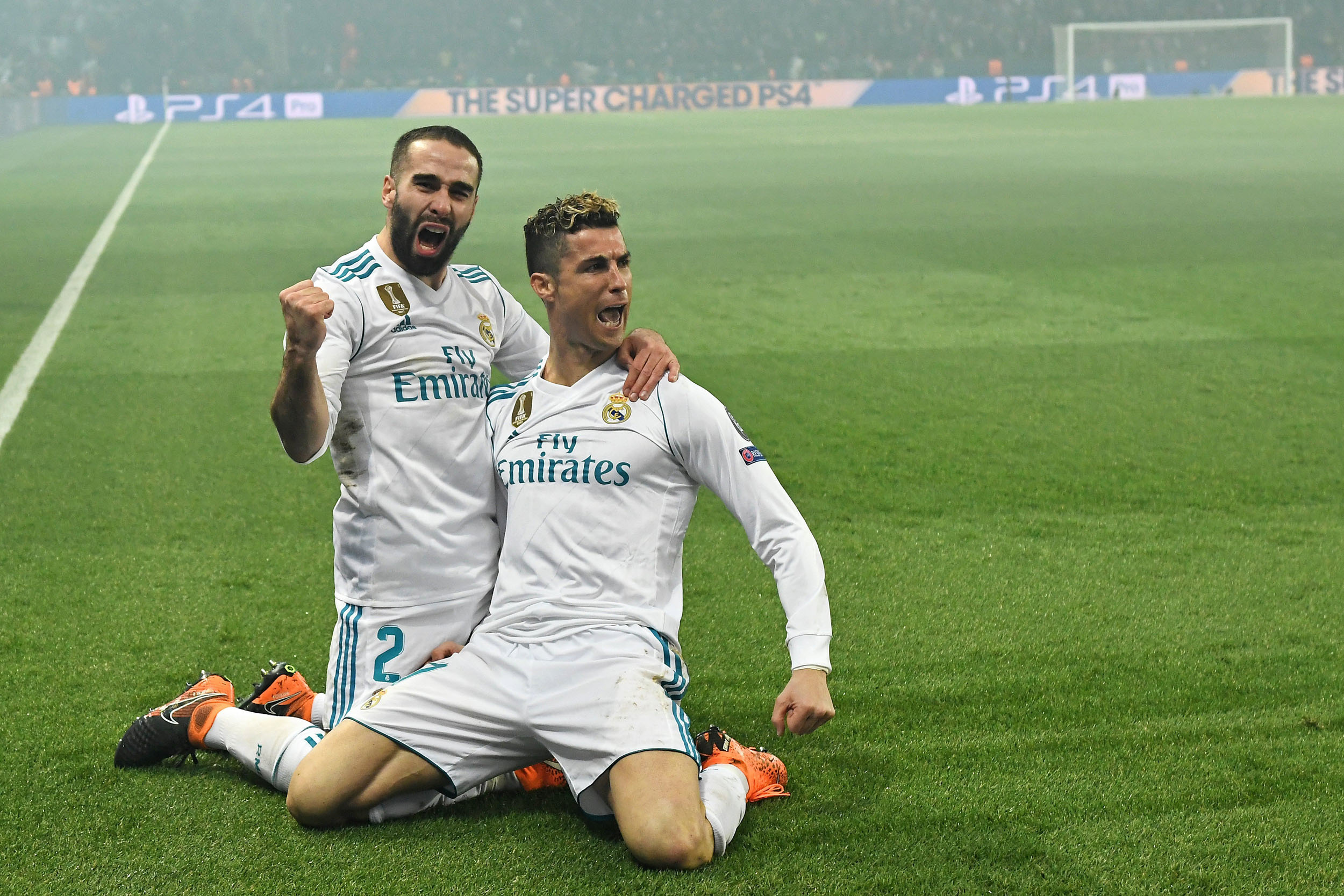 Cristiano Ronaldo celebra con Carvajal el primer gol del Real Madrid en París, que apagaba las esperanzas de remontada de un PSG muy inferior al equipo de Zinedine Zidane.